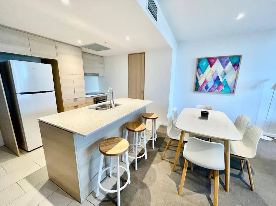 Broadbeach Level 10 With Views Apartment Gold Coast