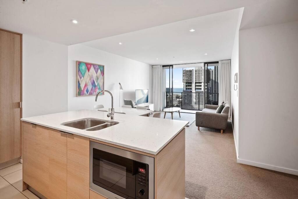 Broadbeach Level 10 With Views Gold Coast